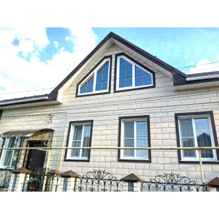 Остекление кирпичного загородного дома классическими и трапециевидными окнами Рехау - фото - 1